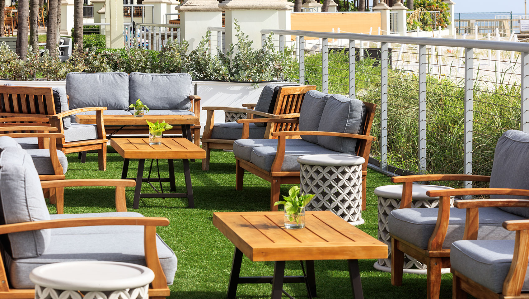 Outdoor dining at Heaton’s Reef